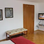 Und Gaestezimmer Korb ゲストハウス